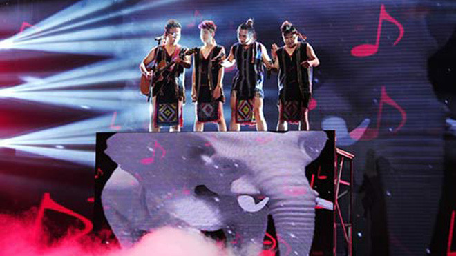 F-Band đã có một tiết mục bùng nổ trong đêm bán kết nhưng lại không may khi gặp sự cố về trang phục 