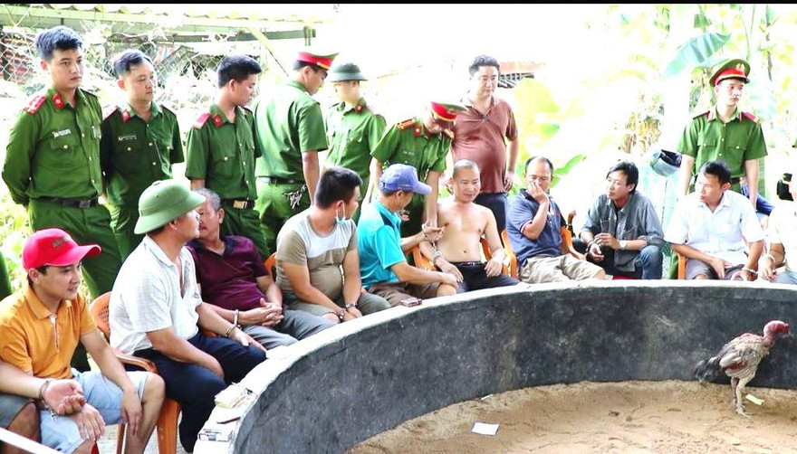 Các đối tượng tham gia cá độ dưới hình thức đá gà ở quán cafe Giáp bị cơ quan công an Tp. Đồng Hới phát hiện.