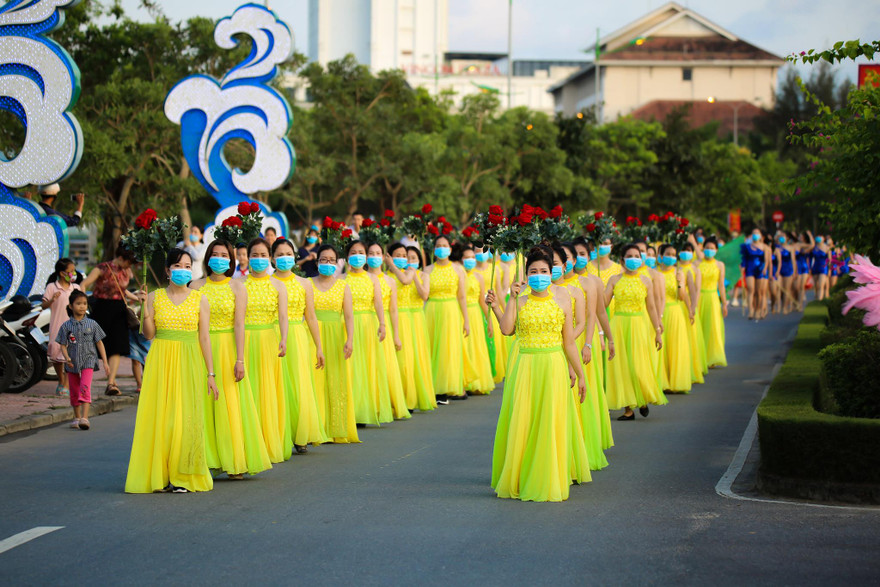 Lễ diễu hành đường phố là một trong những hoạt động của Tuần Văn hoá - Du lịch Tp. Đồng Hới Quảng Bình (Ảnh Nguyễn Chiến).