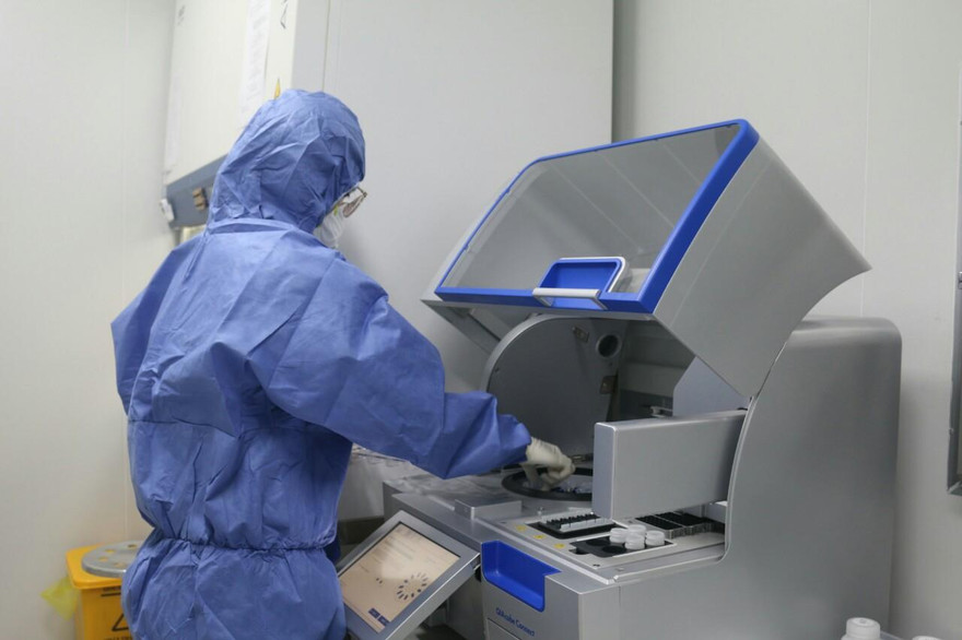 Cán bộ y tế Quảng Bình làm xét nghiệm mẫu bệnh phẩm của 9 người Trung Quốc nhập cảnh trái phép