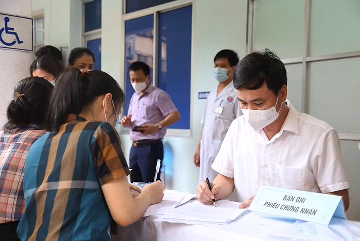 Khai báo y tế trước khi tiêm vắc xin phòng chống dịch Covid-19