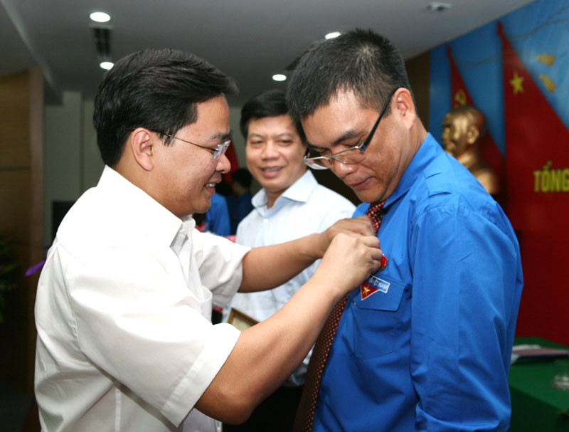 Bí thư T.Ư Đoàn Nguyễn Anh Tuấn trao kỉ niệm chương Vì thế hệ trẻ cho cán bộ Tổng công ty SCIC có nhiều đóng góp trong công tác Đoàn và phong trào thanh niên nhiệm kỳ 2011-2014.