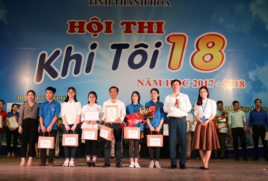 Nhà sách Tiền Phong trao quà cho thí sinh hội thi Khi tôi 18