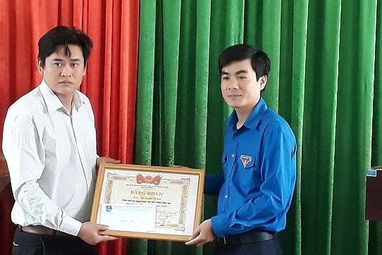 Trao tặng bằng khen cho thanh niên dũng cảm cứu người