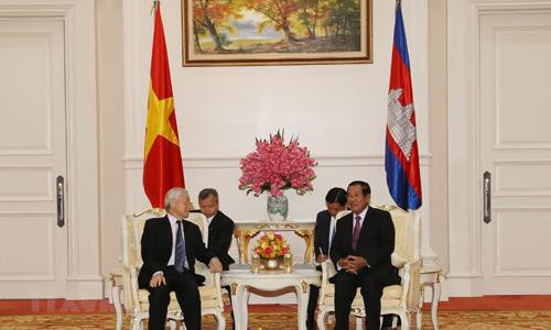 Tổng Bí thư, Chủ tịch nước Nguyễn Phú Trọng hội kiến với Thủ tướng Chính phủ Hoàng gia Campuchia Samdech Hun Sen. (Ảnh: Trí Dũng/TTXVN)