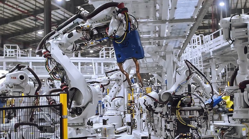 Rô bốt hàn đang làm việc trong xưởng hàn thân xe tại Tổ hợp sản xuất ô tô VinFast