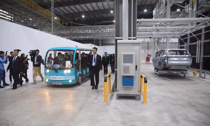 Những chiếc xe điện đưa đoàn đại biểu Triều Tiên đi thăm nhà máy Vinfast