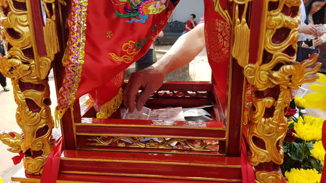 Chưa khai ấn, đua nhau đặt tiền vào mâm lễ, kiệu ấn đền Trần