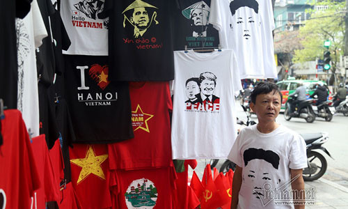 Ông Trương Thanh Đức bên ngoài cửa tiệm 