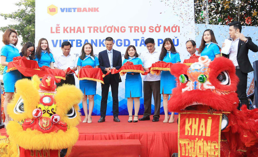 Nghi thức cắt băng khai trương Vietbank Tân Phú