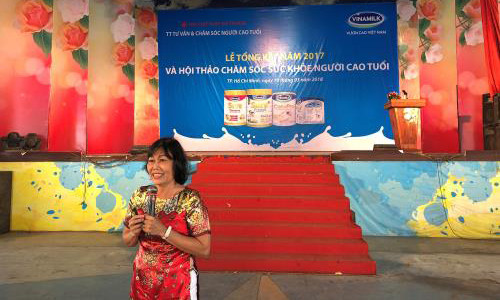 Bác sĩ Lê Kim Huệ, Nguyên Trưởng khoa Truyền thông Giáo dục sức khỏe, Trung tâm dinh dưỡng Tp. Hồ Chí Minh tư vấn sức khỏe cho người cao tuổi. Ảnh: Vinamilk