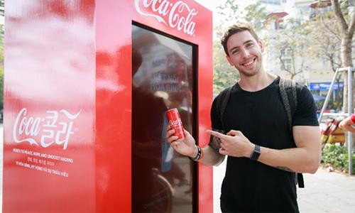 Phiên bản lon Coca – Cola song ngữ lần đầu tiên có mặt tại Việt Nam