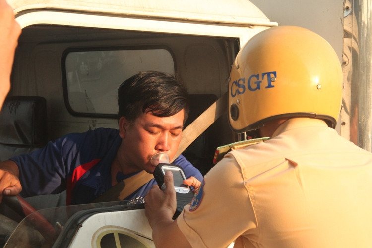 Phạt nặng người lái xe uống bia, rượu, gây rối trong ngày Quốc khánh