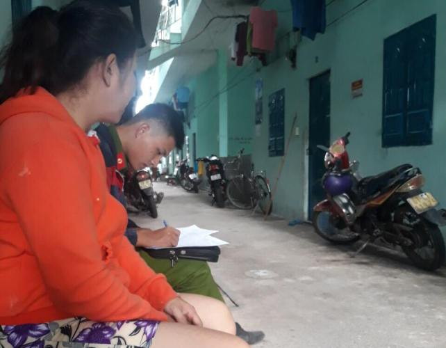 Công an lấy lời khai tại hiện trường