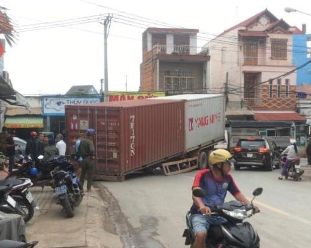 Kinh hoàng cảnh thùng container bất ngờ lật giữa đường
