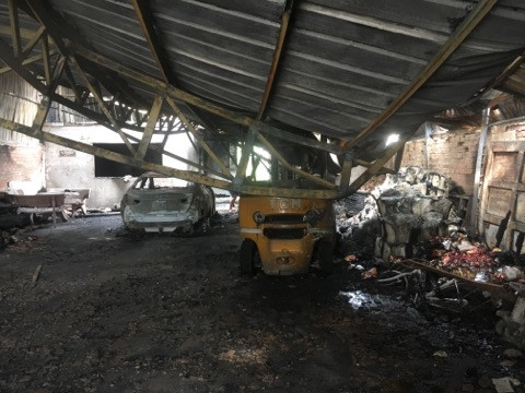 Lửa thiêu rụi quán cà phê và một nhà xưởng ngày nghỉ lễ