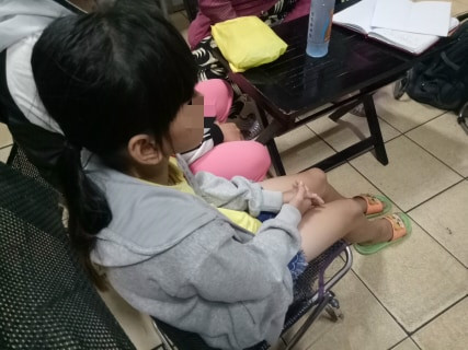 Bé gái hoảng loạn sau sự việc xảy ra