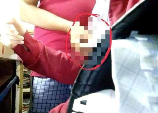 Hành động sờ ngực nữ sinh được camera điện thoại ghi lại.