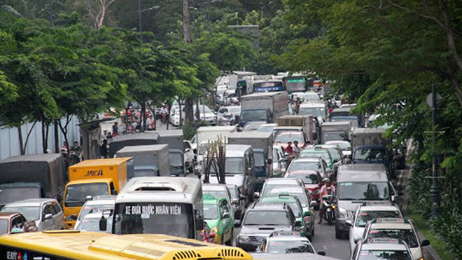 Kẹt xe trên đường Trường Sơn - tuyến đường dẫn vào sân bay Tân Sơn Nhất hôm 6-8- Ảnh: Phạm Thanh
