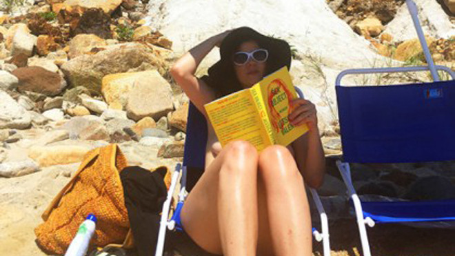 Để bớt cảm giác ngượng ngùng, Loryn đã nhờ ông xã dựng chiếc ô nhằm giúp cô yên tâm trong khi trút bỏ xiêm y. Ảnh: Loryn Brant/Buzzfeed