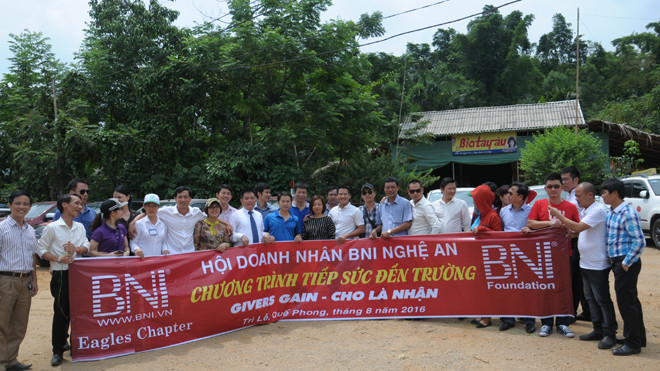 Vượt qua chặng đường hơn 200 km, Hội Doanh nhân BNI Nghệ An mang quà tặng trị giá 100 triệu đồng hỗ trợ các thầy giáo, học sinh Trường tiểu học Tri Lễ 4.