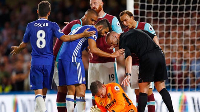 HLV của West Ham: 'Diego Costa xứng đáng bị đuổi'