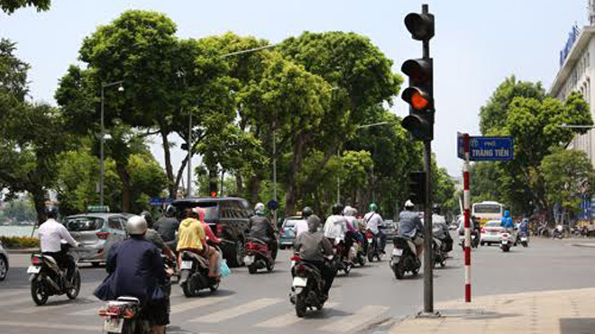 Đèn tín hiệu chuyển sang vàng, nhưng một số người vẫn không dừng lại trước vạch dừng. Ảnh: Ngọc Thành/VnExpress