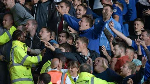 CĐV Leicester và Arsenal choảng nhau trên khán đài