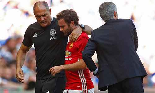 Mata hậm hực ra mặt khi bị Mourinho rút khỏi sân cuối trận. Anh và HLV người Bồ Đào Nha từng có hiềm khích lớn thời cả hai còn phụng sự Chelsea. 