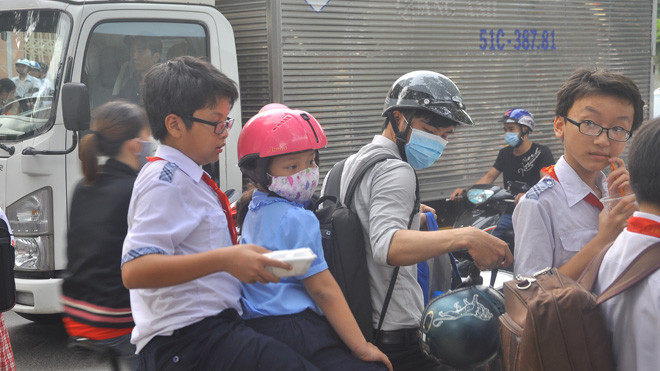 Việc cấm học thêm, dạy thêm trong nhà trường tại TPHCM đang gây nhiều dư luận trái chiều (Trong ảnh: Học sinh vội vàng lên xe đi học thêm sau giờ tan trường)