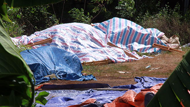 Số chất thải trong khuôn viên công ty Ánh Dương ở Đà Nẵng được che bạt phủ kín. Ảnh: Ngọc Trường.