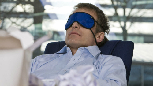 Giấc ngủ trưa ở văn phòng không nên quá dài. Ảnh: D.S.