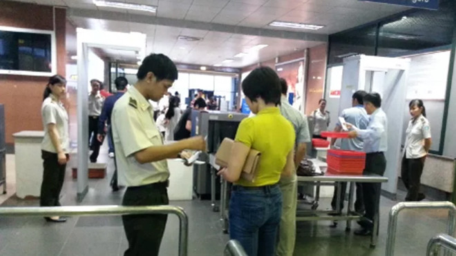 Kiểm tra an ninh trước khi vào khu vực cách ly tại sân bay Nội Bài (ảnh minh họa)