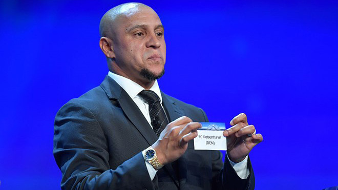Roberto Carlos trong lễ bốc thăm vòng bảng Champions League. Ảnh: Getty Images.