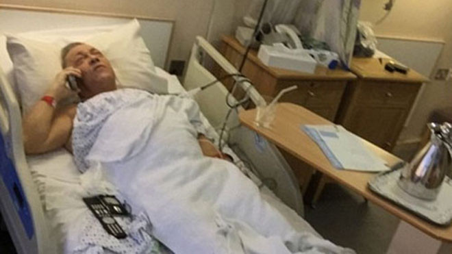 David Sullivan gọi điện trên giường bệnh. Ảnh: David Sullivan Jr.