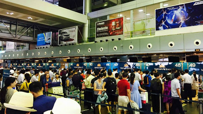 Màn hình hiển thị thông tin sân bay ở Nội Bài chiều 29/7 đã bị tắt sau khi bị tin tặc tấn công, chèn thông tin xấu.