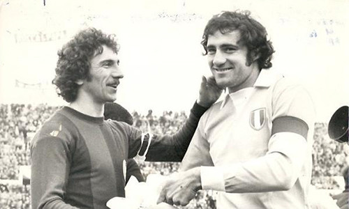 Savoldi (trái) là cầu thủ đầu tiên trên thế giới có phí chuyển nhượng tính theo đơn vị triệu bảng.