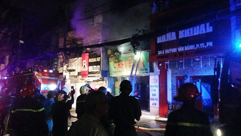 Lực lượng chức năng tiến hành dập lửa.