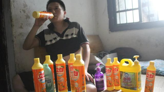 Hiện tại, Zhang thường uống nửa chai nước tẩy rửa một lần. Anh sẽ cảm thấy khó chịu nếu không uống loại nước này mỗi ngày.