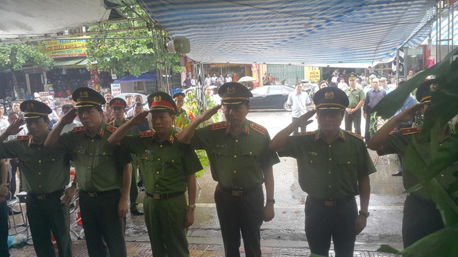 Thượng tướng Tô Lâm, Bộ trưởng Bộ Công an cùng một số lãnh đạo bộ đã có mặt và gửi lời chia buồn sâu sắc với gia đình ông Cường và ông Tuấn.