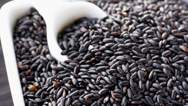 Mè đen có nhiều công dụng làm đẹp bất ngờ (Ảnh minh họa)