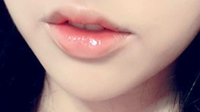 Sở hữu làn môi đỏ hồng là niềm mong ước của nhiều bạn gái. (Ảnh minh họa)