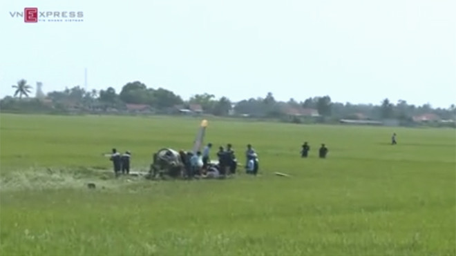 Máy bay quân sự cày lan can quốc lộ rồi lao xuống ruộng