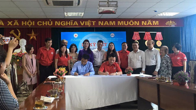 Đại hiện Hội chữ thập đỏ Hà Nội và Hiệp hội doanh nghiệp nhỏ và vừa thành phố Hà Nội cùng nhau ký kết chương trình phối hợp tổ chức các hoạt động nhân đạo giai đoạn 2016 – 2020.
