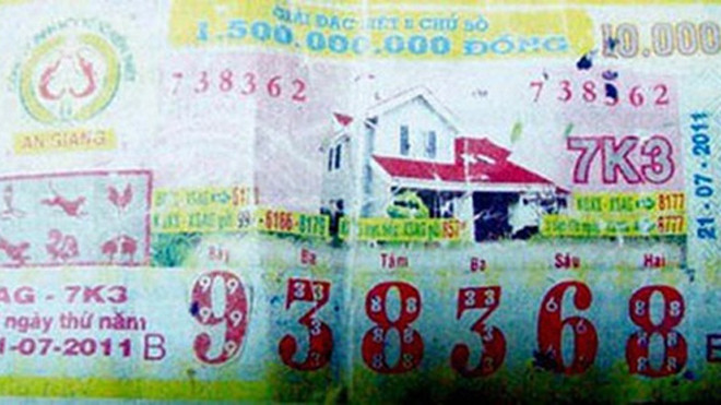 Cho rằng mình có khoảng 30 năm làm đại lý vé số nhưng sau khi xem qua bằng mắt thường và đem vào máy soi, ông Phúc không phát hiện ra tờ vé số bị cắt, dán thế này