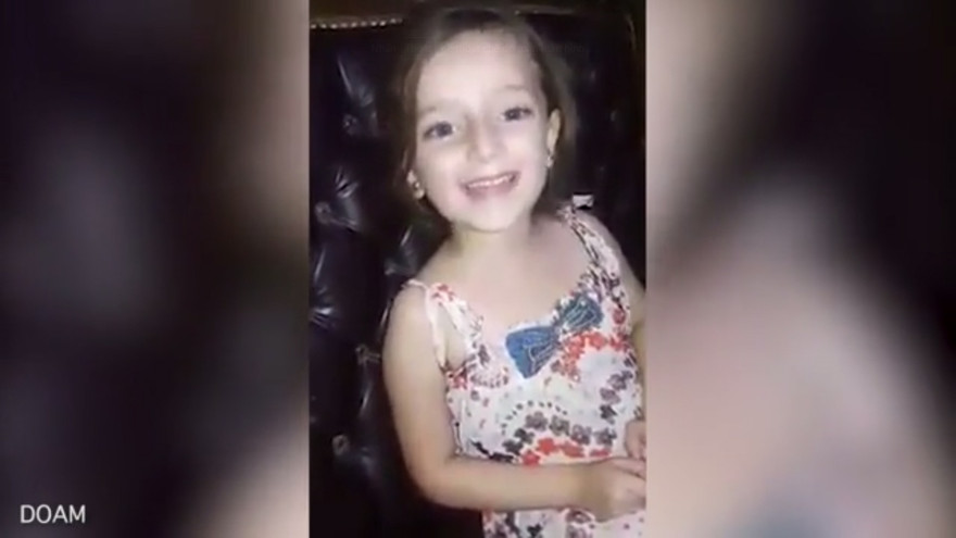 Bé gái Syria đang ca hát thì bom dội trúng nhà