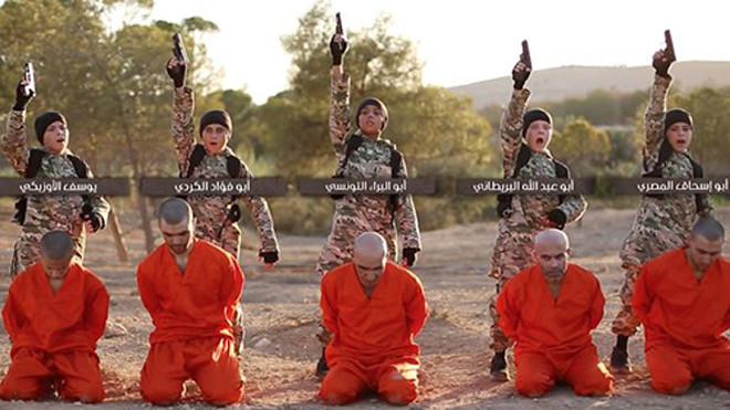 5 phiến quân IS nhí xử tử các tù nhân ở Syria bằng súng. Ảnh: Mirror