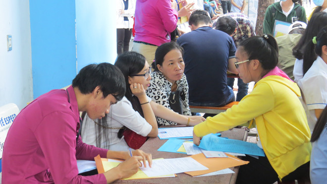 Thí sinh nộp hồ sơ tại trường Địa học Công nghiệp Thực phẩm TPHCM. 