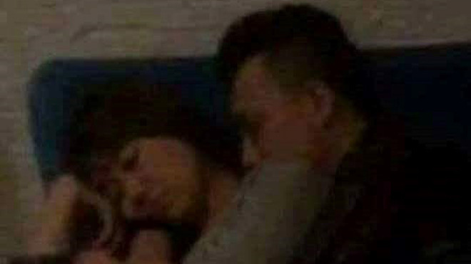 Hình ảnh lan truyền trên mạng được cho là Trấn Thành và Hari trong rạp phim. 