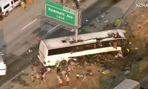 Xe buýt bị xẻ đôi theo chiều dọc tới nửa xe. Ảnh: KCRA.